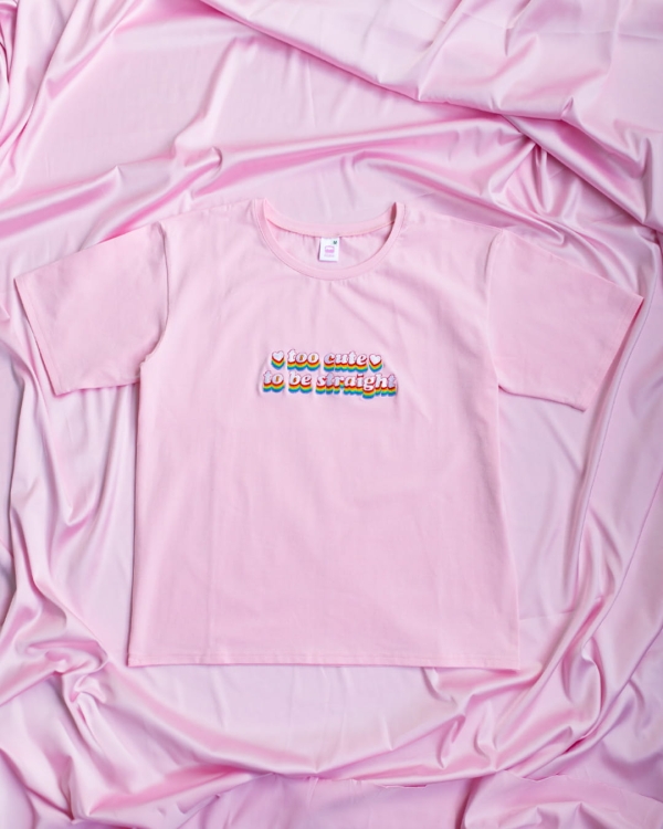 tshirt-sasha-różowy-too-cute-to-be-straight-gwp-brand-1.jpg