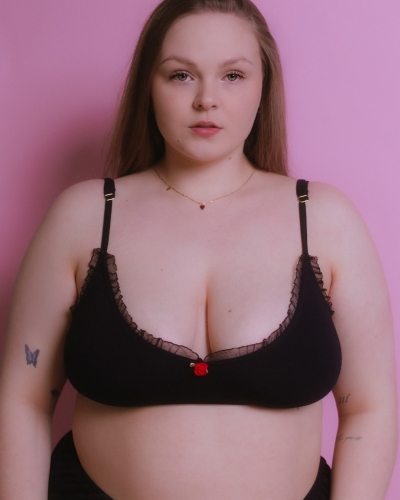czarny-top-katrin-z-czerwona-rozyczka-gwp-brand-1.jpg