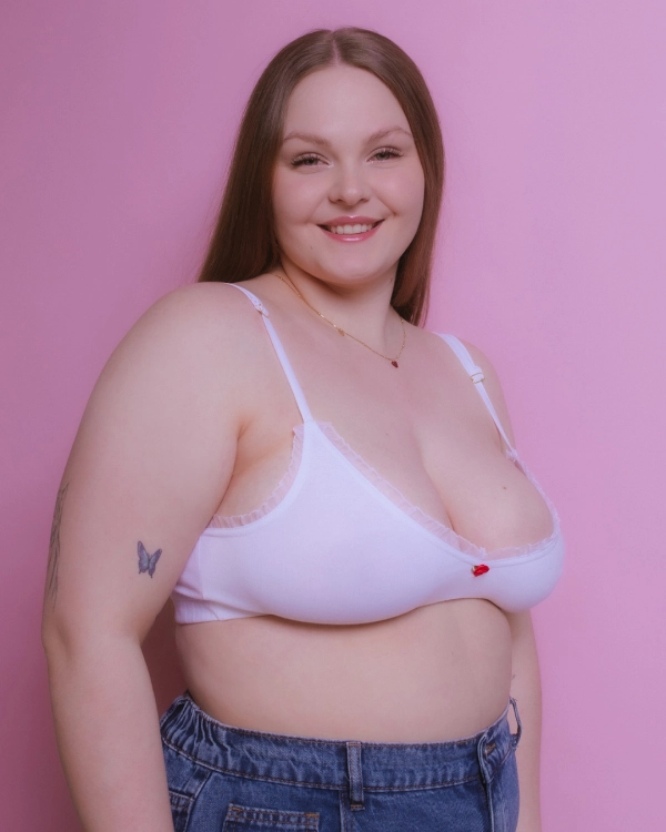 bialy-top-katrin-z-czerwona-rozyczka-gwp-brand-1.jpg