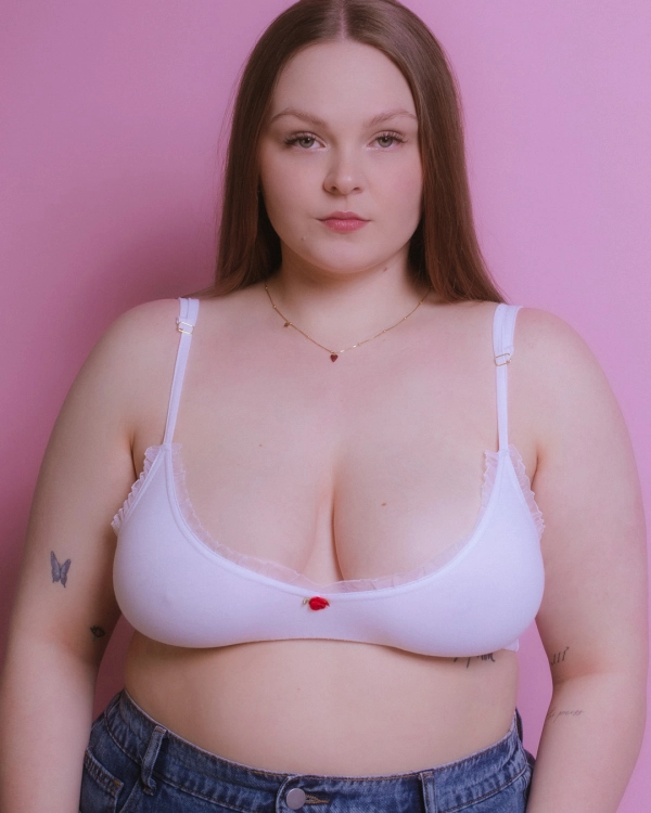 bialy-top-katrin-z-czerwona-rozyczka-gwp-brand-2.jpg