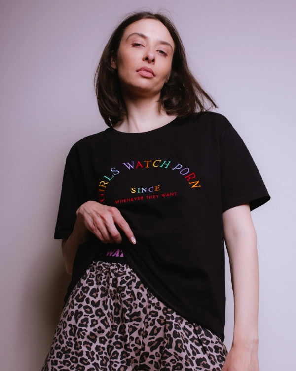 czarny-t-shirt-z-haftem-girls-watch-porn-8.jpg