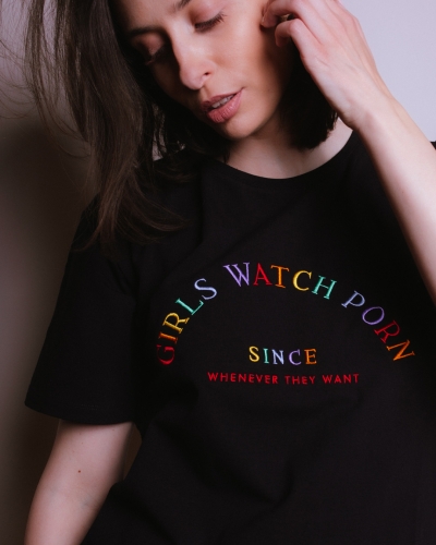 czarny-t-shirt-z-haftem-girls-watch-porn-6.jpg