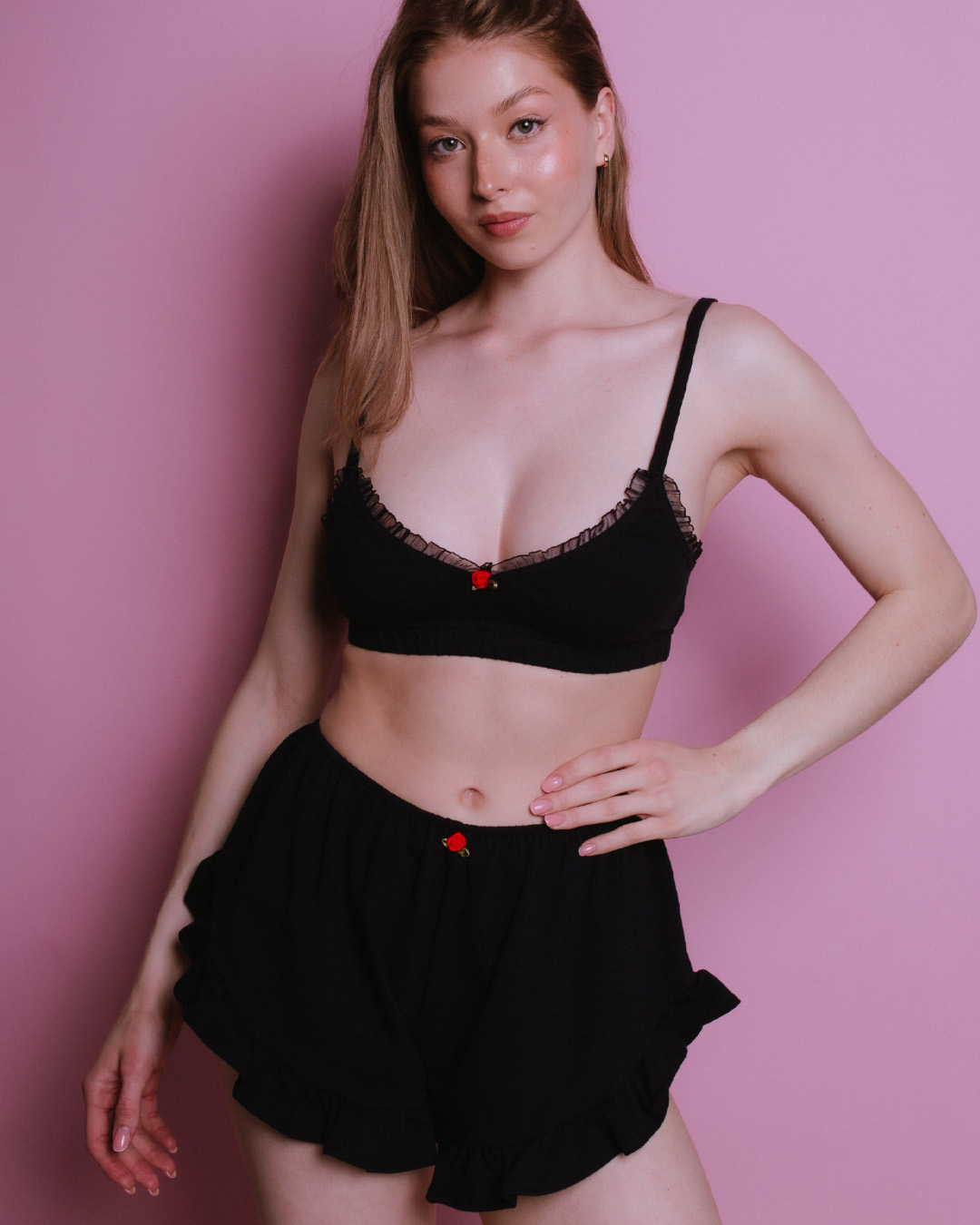 czarny-top-katrin-z-czerwona-rozyczka-gwp-brand-4.jpg