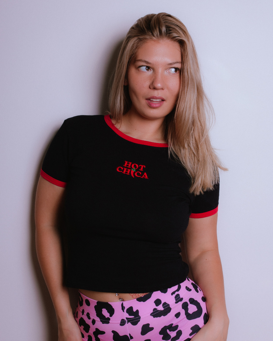 czarny-tshirt-gaya-z-haftem-hot-chica-gwp-brand-2.jpg