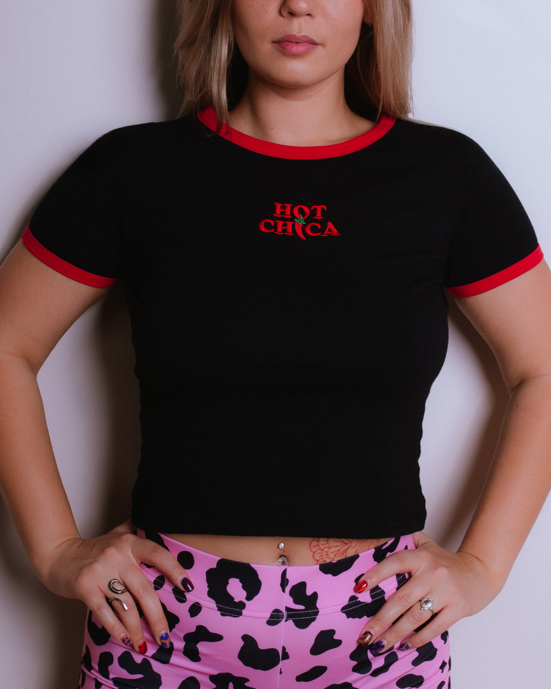 czarny-tshirt-gaya-z-haftem-hot-chica-gwp-brand-3.jpg