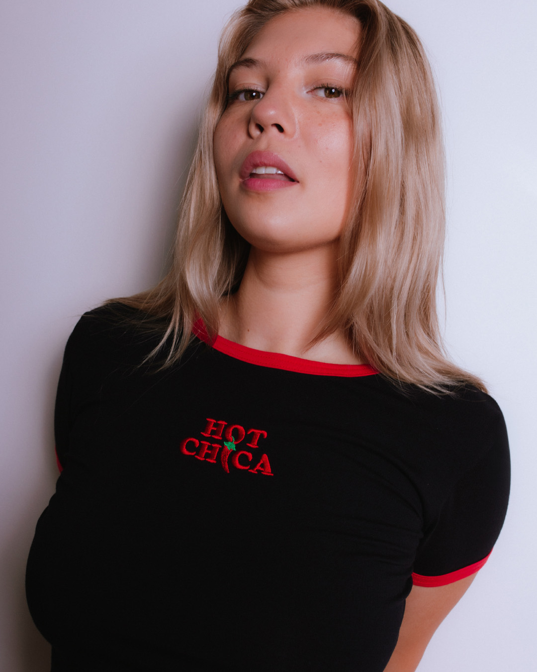 czarny-tshirt-gaya-z-haftem-hot-chica-gwp-brand-4.jpg