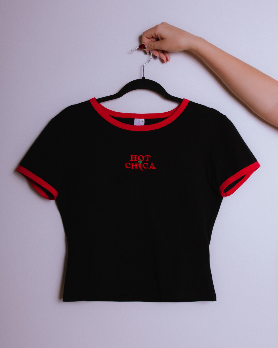 czarny-tshirt-gaya-z-haftem-hot-chica-gwp-brand-1.jpg