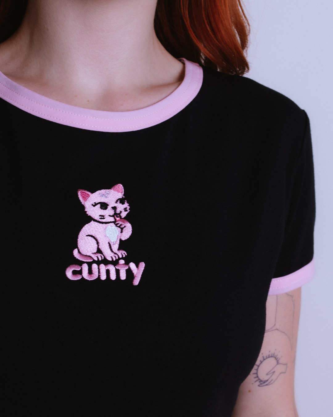 czarny-tshirt-gaya-z-haftem-cunty-kotek-gwp-brand-2.jpg