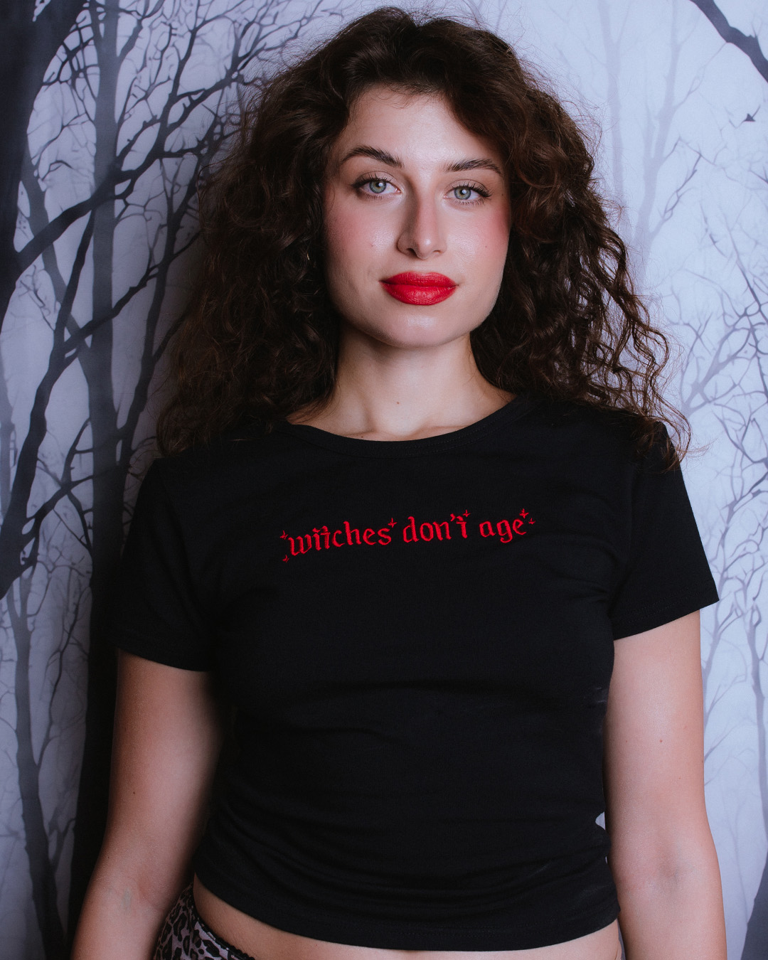 czarny-tshirt-georgina-z-haftem-witches-dont-age-gwp-brand-2.jpg