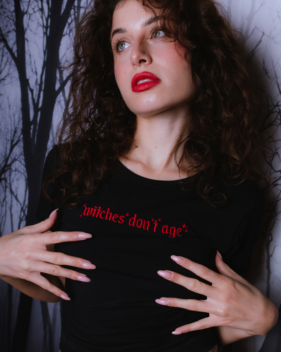 czarny-tshirt-georgina-z-haftem-witches-dont-age-gwp-brand-3.jpg