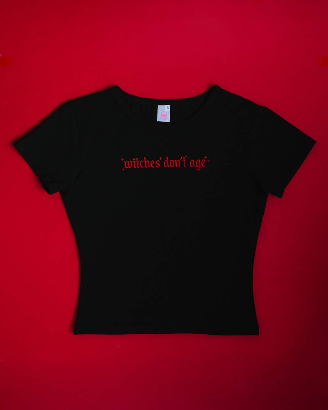 czarny-tshirt-georgina-z-haftem-witches-dont-age-gwp-brand-1.jpg