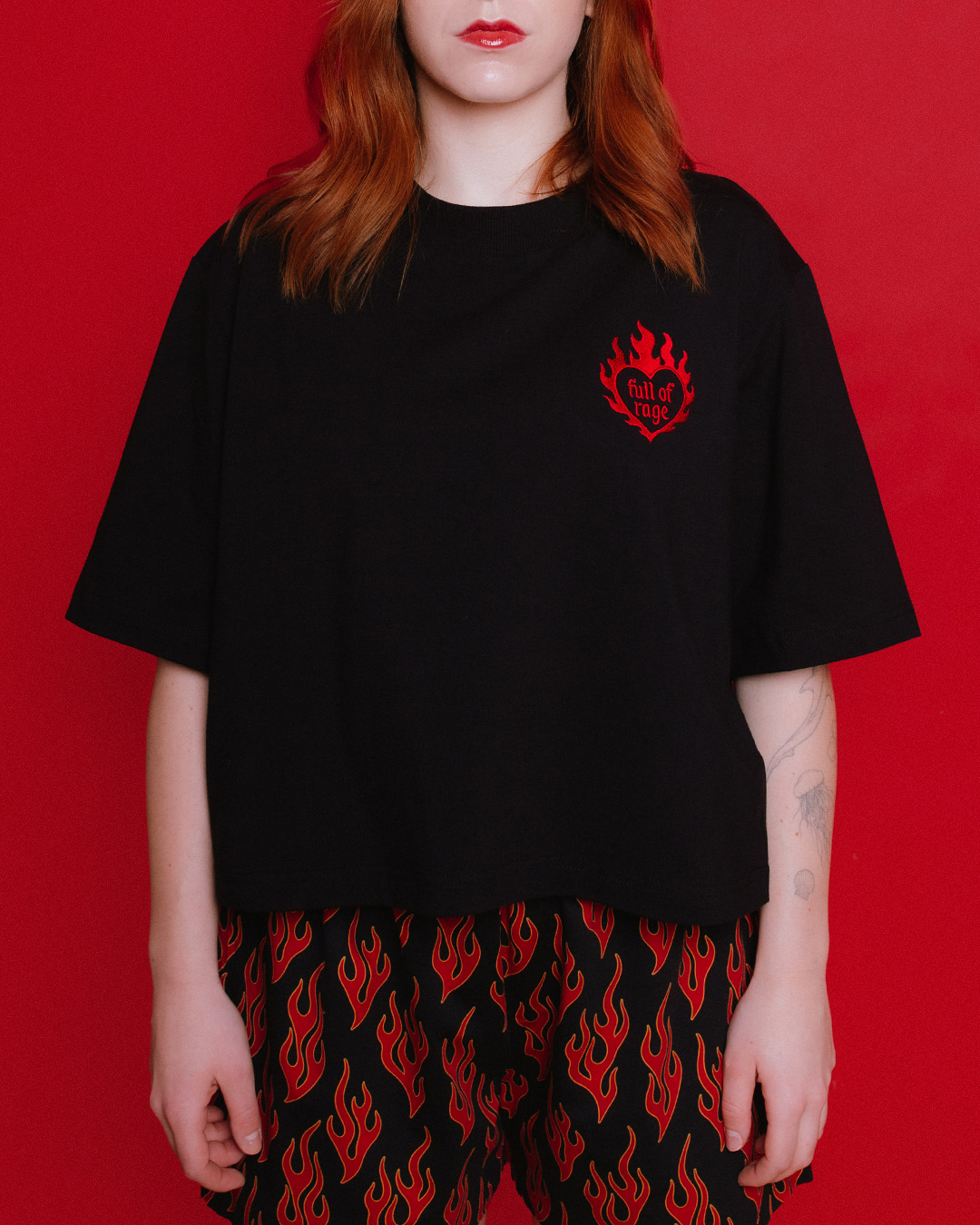 czarny-tshirt-gala-crop-z-haftem-full-of-rage-gwp-brand-4.jpg