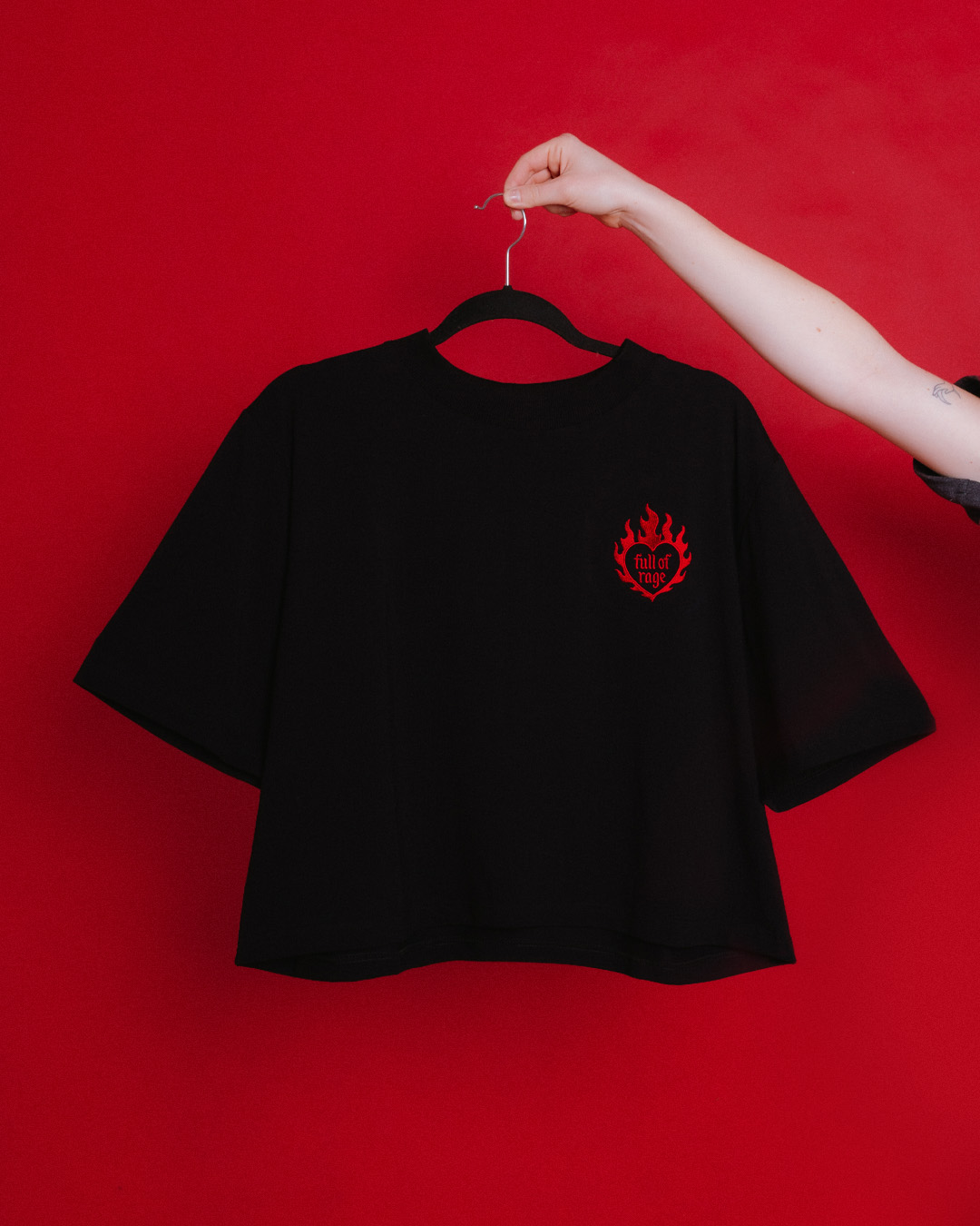 czarny-tshirt-gala-crop-z-haftem-full-of-rage-gwp-brand-5.jpg
