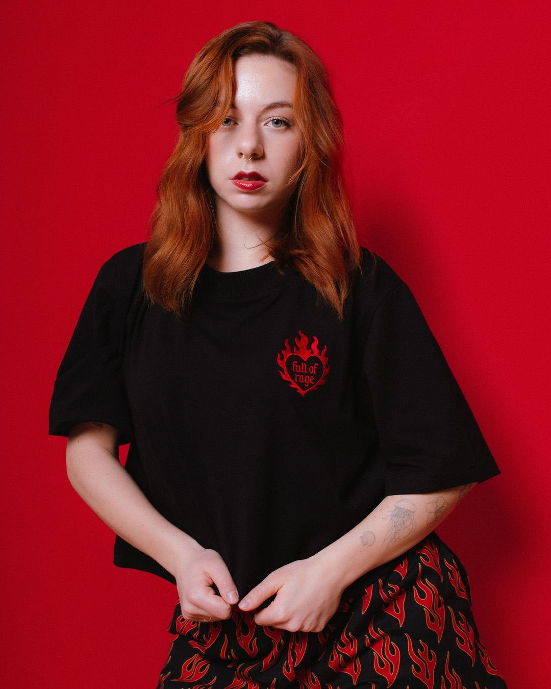 czarny-tshirt-gala-crop-z-haftem-full-of-rage-gwp-brand-1.jpg